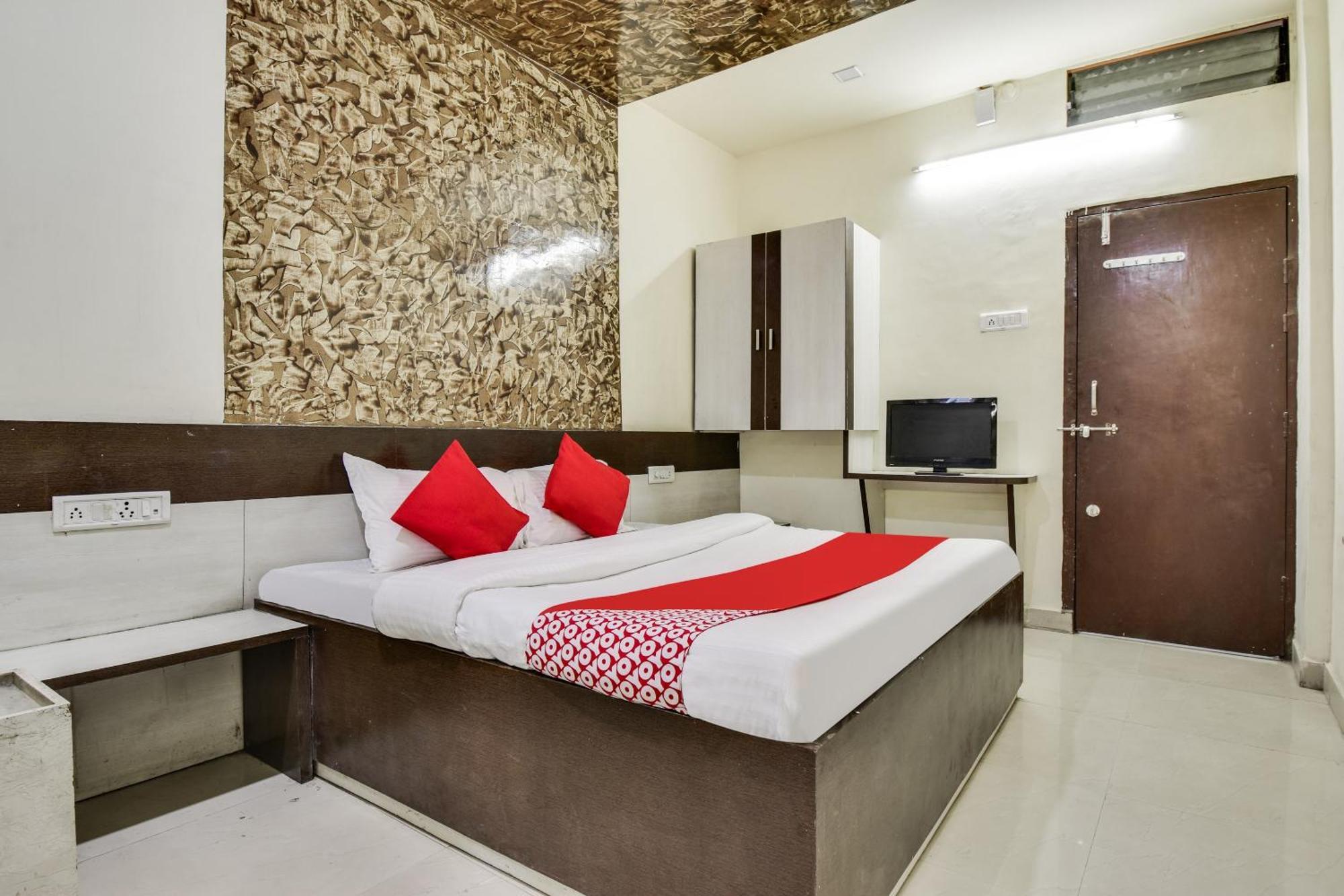 Hotel O Aryan Khāmgaon Exteriör bild