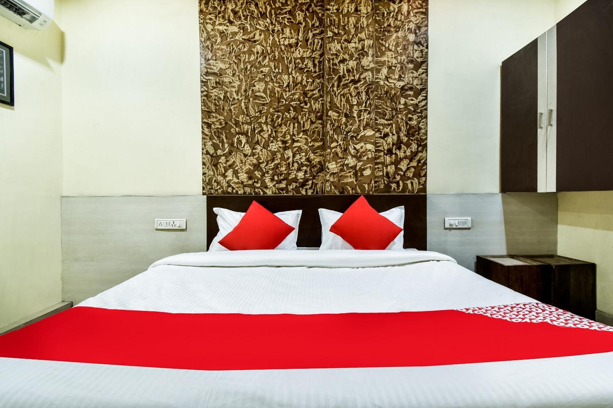 Hotel O Aryan Khāmgaon Exteriör bild